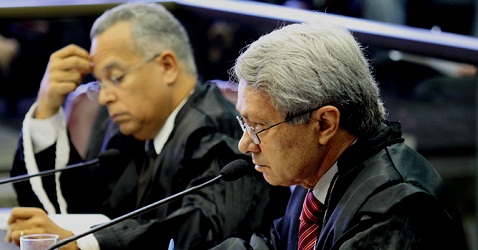 O conselheiro José Alves Viana, relator do processo. Ao seu lado, o conselheiro Gilberto Diniz, que o acompanhou em seu voto (Foto: Karina Camargos Coutinho)